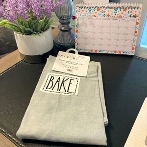 NWT 🎀 Rae Dunn Apron